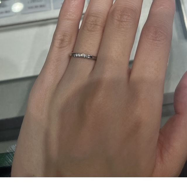 ダイヤの華やかさが目立つ結婚指輪です