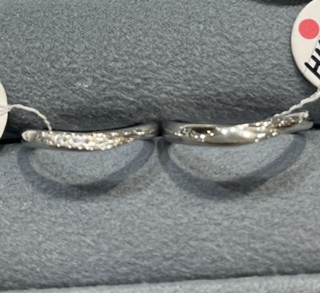 ダイヤも程よくついた華やかな結婚指輪にしました