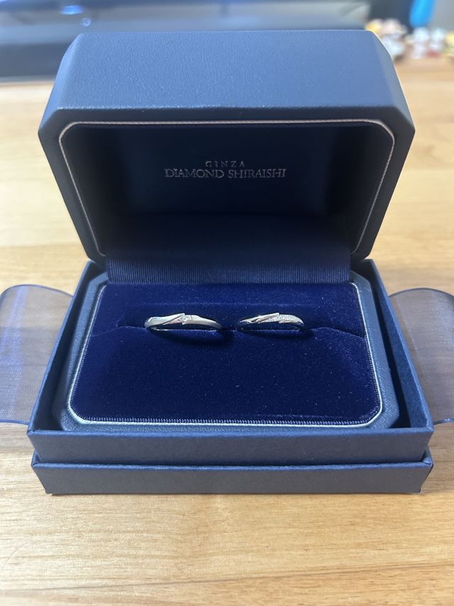 男性の指輪はオプションでライン加工してあります。