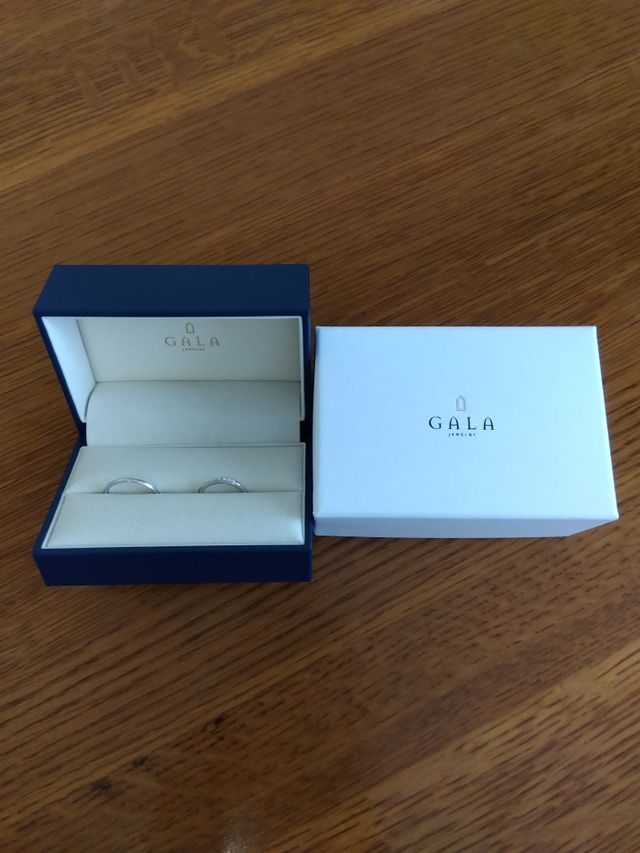 ガラジュエリーのロゴが入った紺色のケースに入れてくれました。