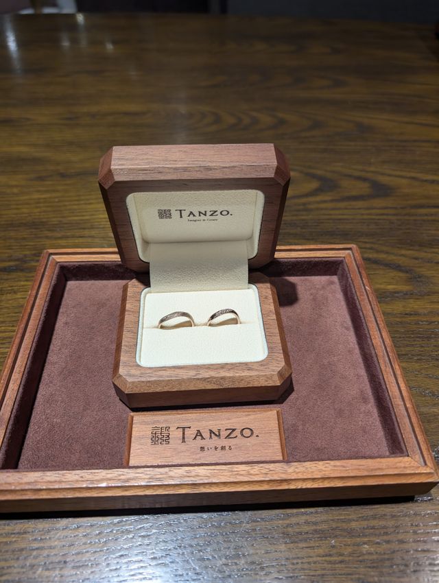 お揃いですがダイヤは自分の表面に5つ、裏にお互いに1つずつ