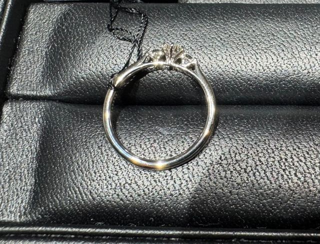 横から。爪が細く、横から見た時もダイヤが楽しめます。