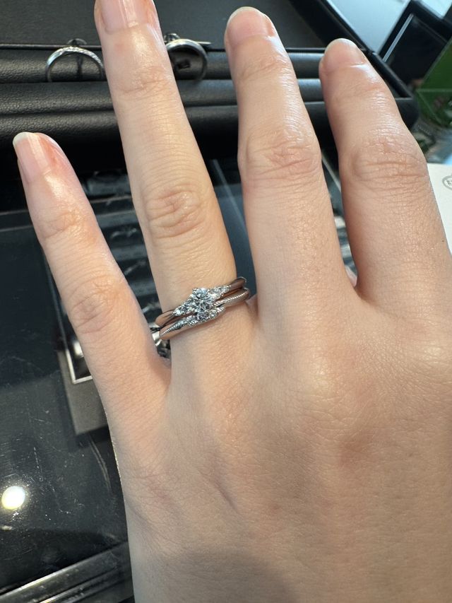 マリッジリングがメレダイヤ3粒タイプ