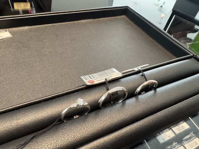 左から婚約指輪、結婚指輪（男性用）、結婚指輪（メレライン）