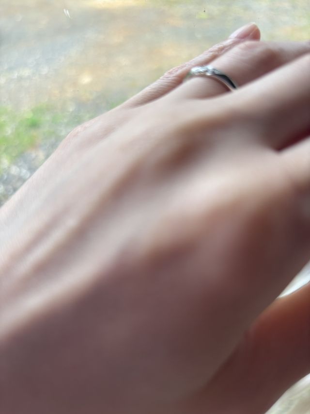 光に当たるとキラキラ輝いてとても綺麗です。