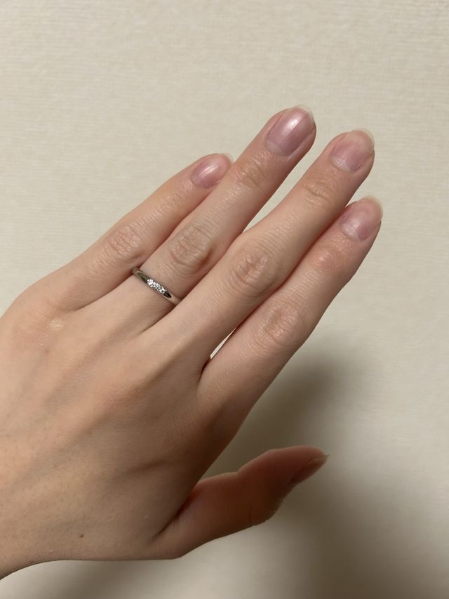 ダイヤモンドが3石付いてます。