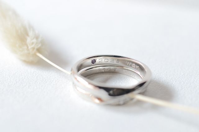 完成した指輪旦那の方には、私の誕生日石を裏にいれたよ