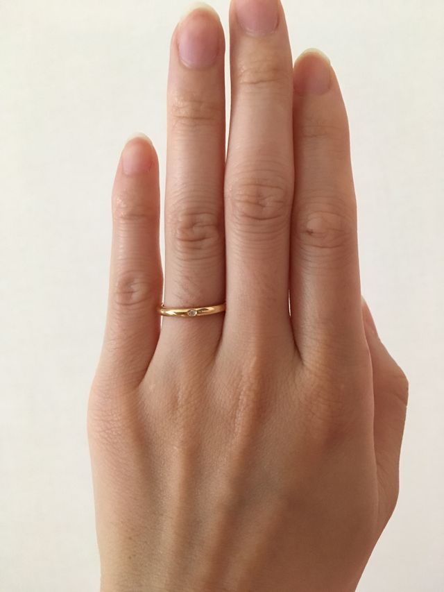 金の指輪で、小さなダイヤが埋め込まれています。
