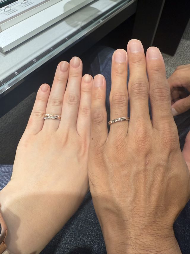 デザインは異なっていますが、色でペア感を出しています。