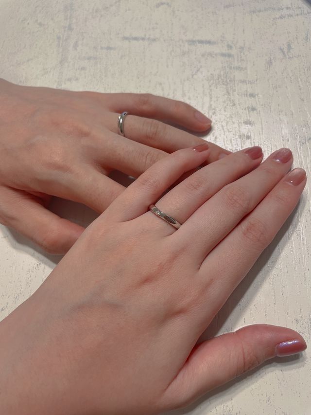 夫婦共にダイヤモンドが一粒ついている指輪を選びました。
