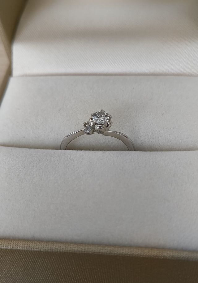 フロラシオンという花をモチーフにした指輪です。