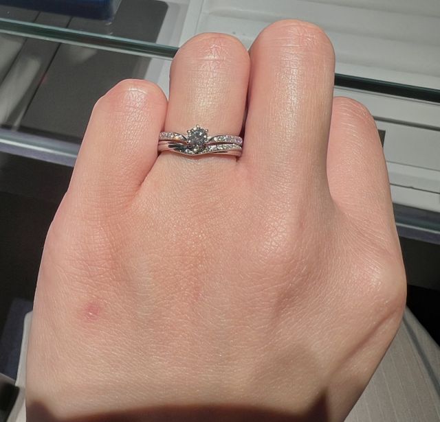 V字の半周に渡ったメレダイヤがとても美しいデザインです。