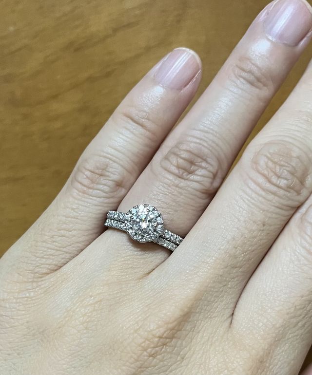 婚約指輪と結婚指輪を重ねづけしています