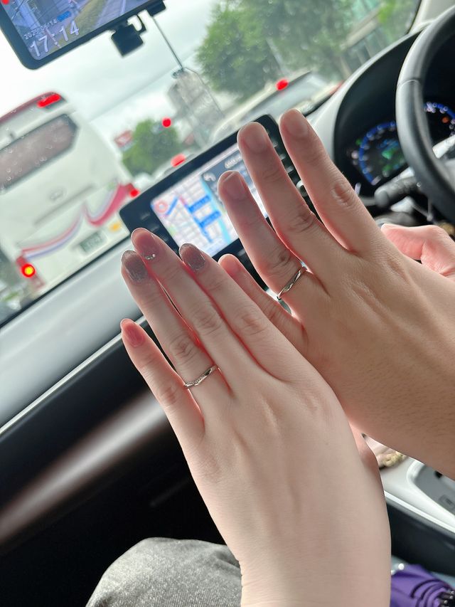 新郎の指輪はお揃いではなく、似たデザインのものにしました