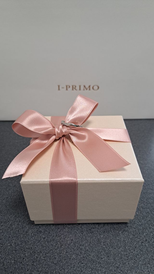 ボックスのリボンにリングをかけました