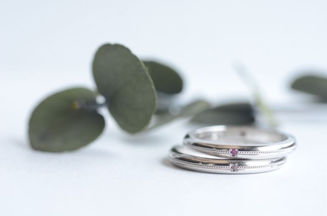 誕生石とミルグレインを入れシンプルながら個性を感じています