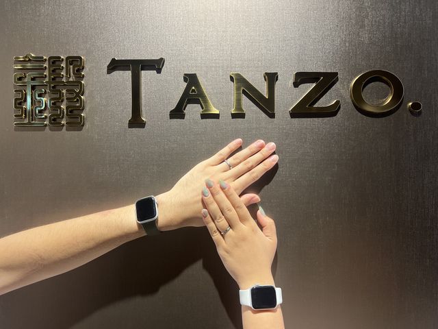 ブランドロゴと一緒に担当スタッフ様が撮ってくださりました！