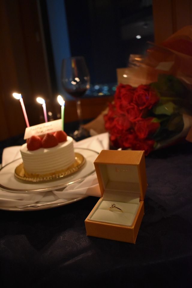 婚約指輪も同じブランドでクレセントに重ね付けできるようなもの