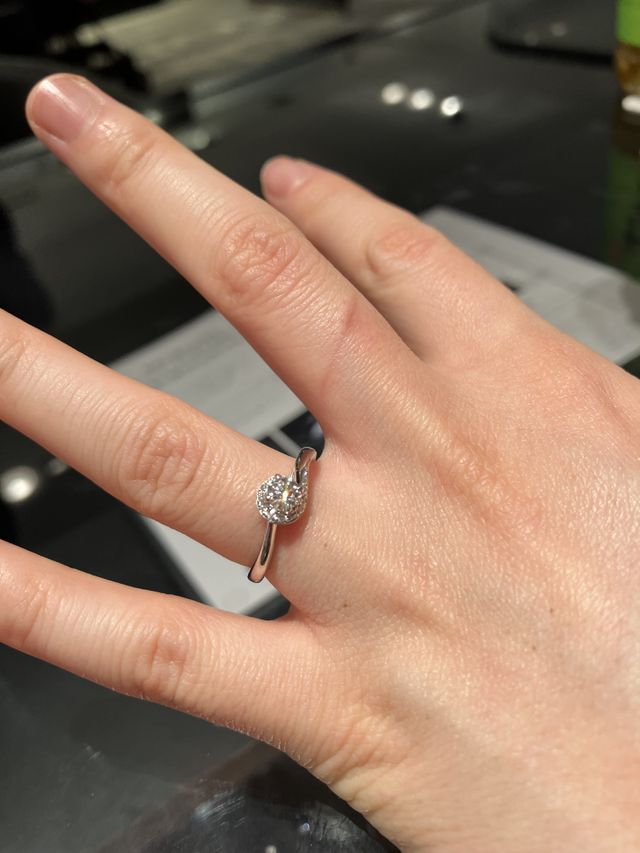 個性的な優雅なデザインで、末長く身につけられる気品を感じた