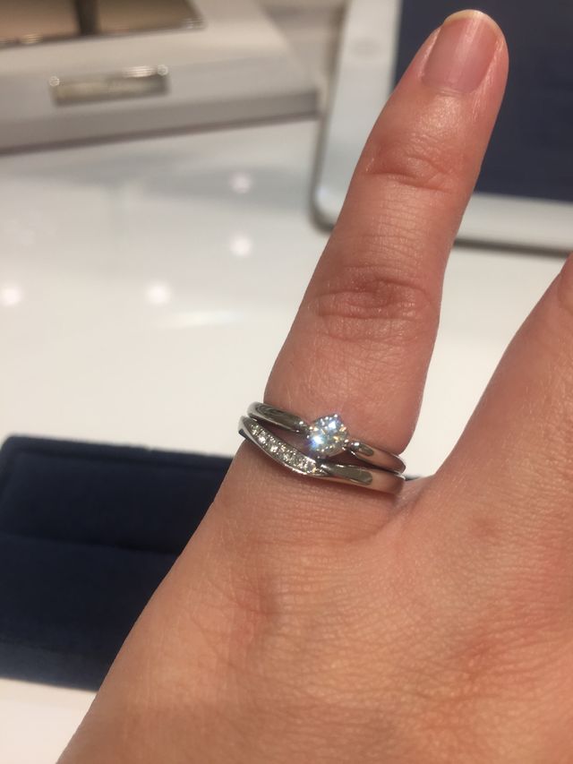 婚約指輪の石の裏にはミッキーの刻印