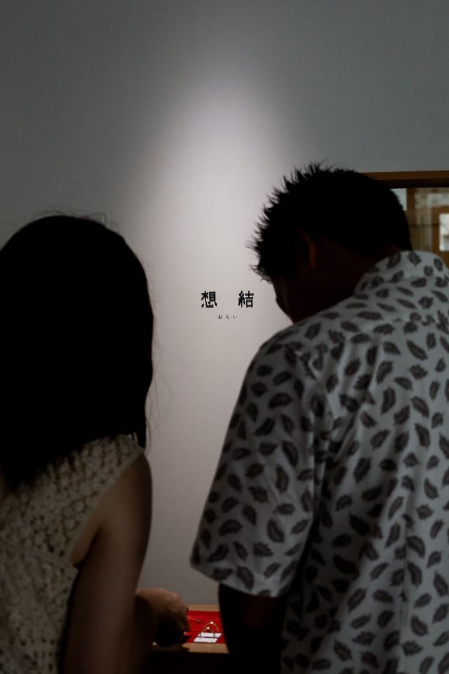 ふたりで選んだ”想結”の指輪の前で。