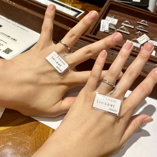 同じシリーズではないけれど、それぞれ気に入った結婚指輪。