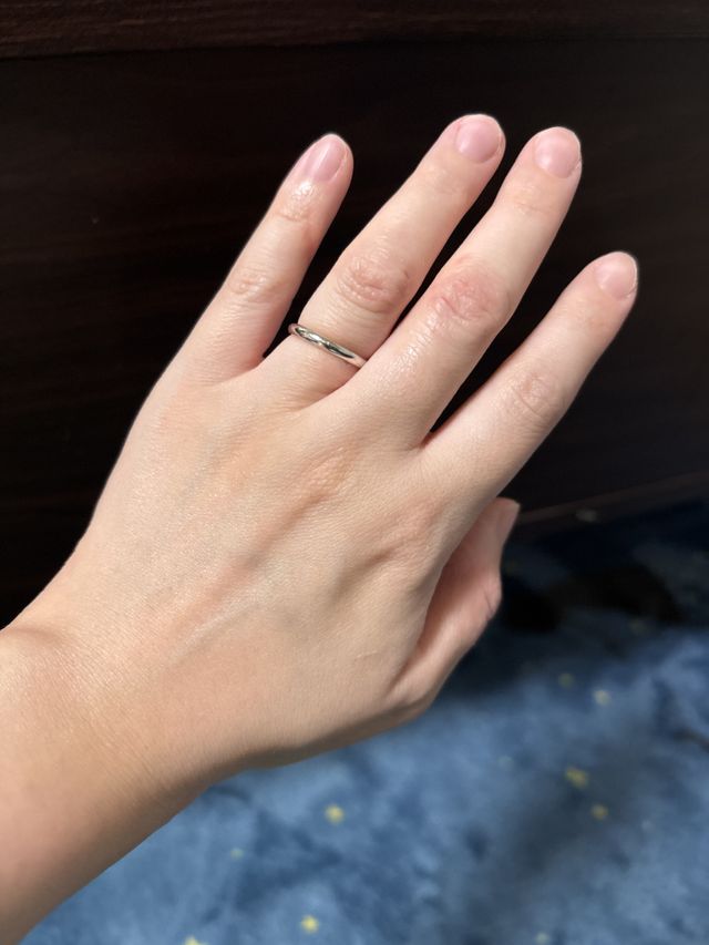 ぱっと見シンプル、裏側には想いありの２人だけの特別な指輪