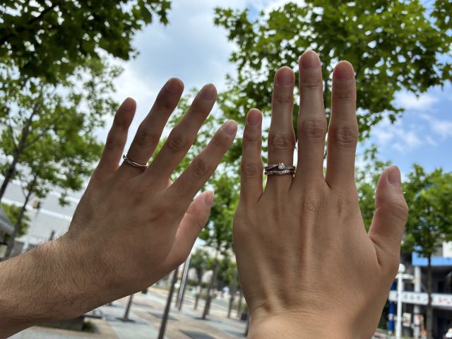 結婚指輪が出来上がり受け取った際に記念として2人で撮りました