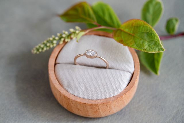 シャンパンゴールド×楕円のダイヤが素敵な婚約指輪