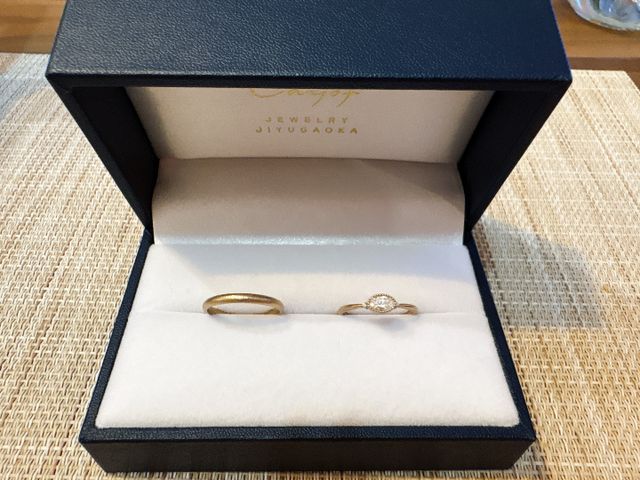 結婚指輪と並べてみました。重ね付けが楽しみ♪
