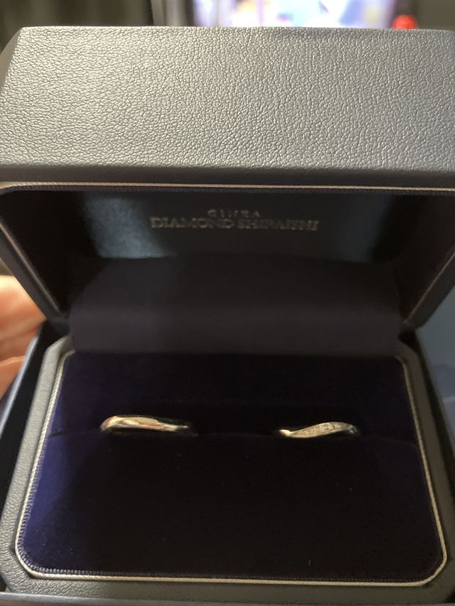 右が女性用左が男性用
女性用のダイヤの輝きはとても美しいです