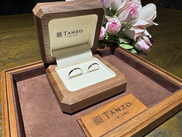 ウォールナットでできた重厚感のあるケースにはいっている。