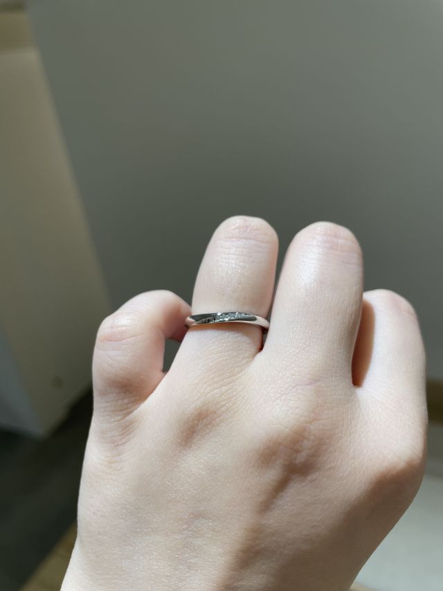 ライト下で撮影したものになりますが、艶やかな輝きで品がある