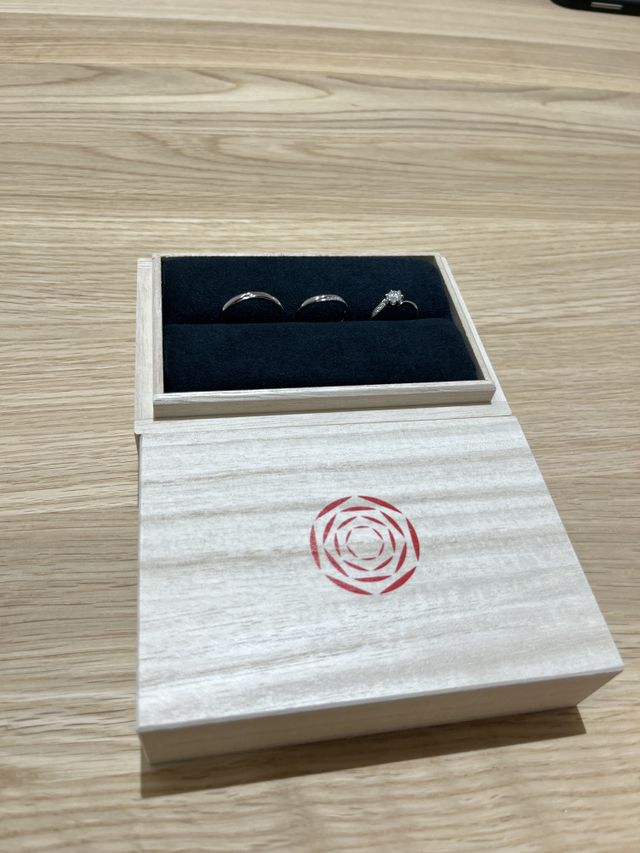 右:婚約指輪
中央、左:結婚指輪