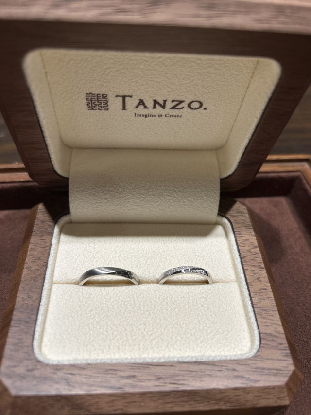 右:女性、左:男性