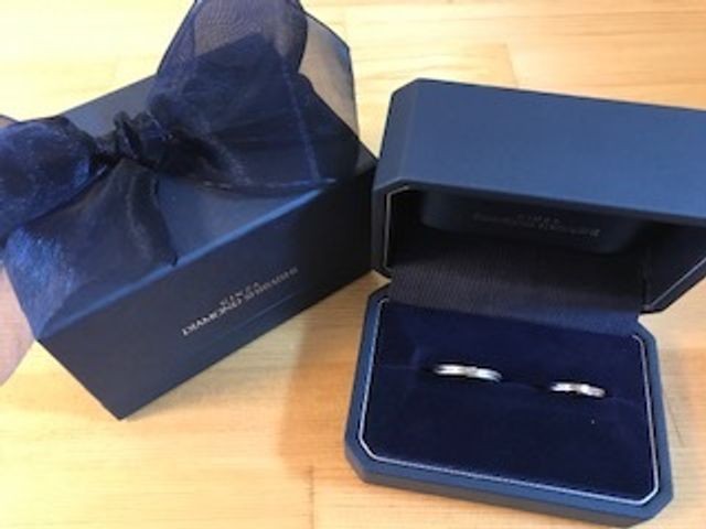 ふたりで手を取り合っている様子を表したデザインがお気に入り&hearts;