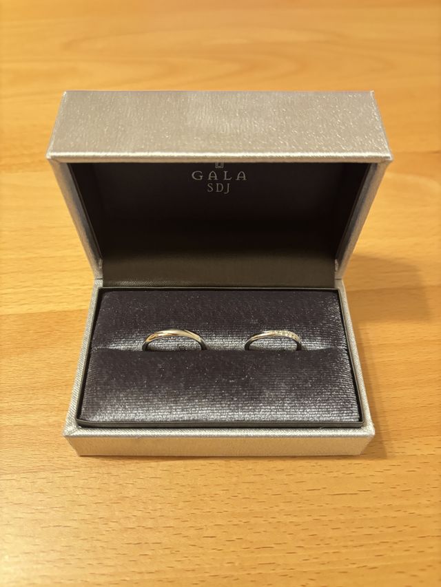 右側が女性の指輪です。ダイヤがウェーブのようなデザインです。