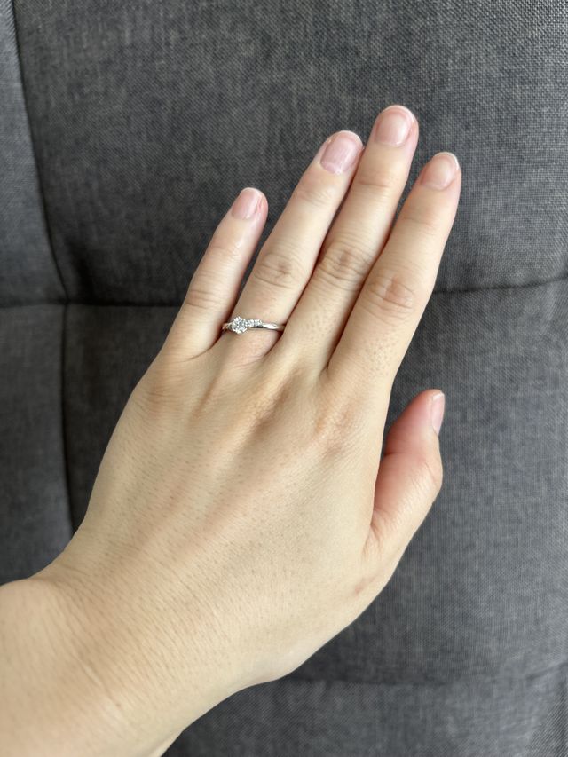 婚約指輪装着写真