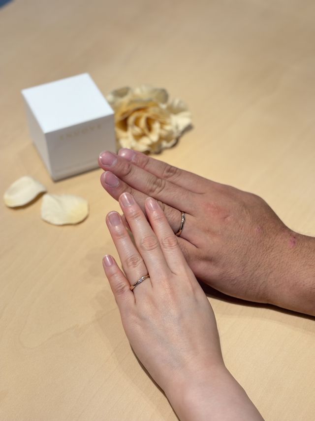 指輪を購入時、二人で指輪を着用した写真