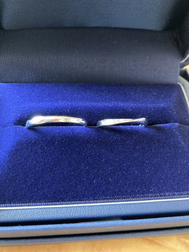 シンプルなデザインのペアの結婚指輪です。