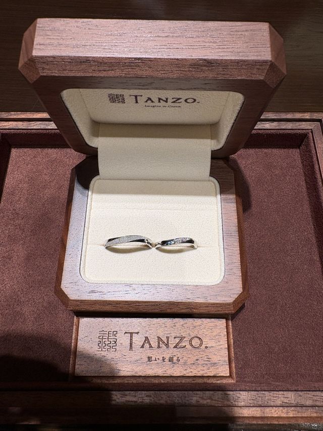 結婚指輪完成。箱を開けた瞬間、仕上がりに感動しました。