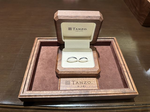 ウォールナット製木箱に
輝く2本の指輪が
神々しく眩しい。