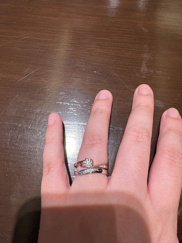 婚約指輪と結婚指輪を
一緒に重ねて
素晴らしい輝きです。