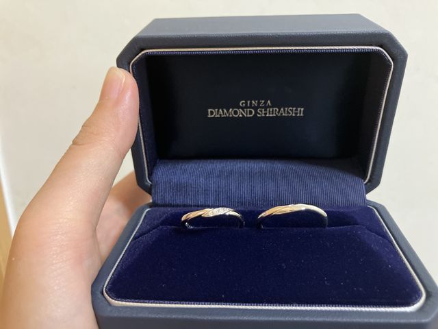 旦那はシンプルめ。私はダイヤモンドが斜めに装飾されています。