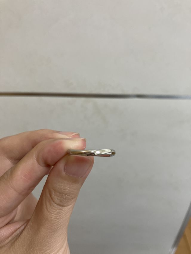 旦那さんの指輪。シンプルだけど、ラインが入って素敵です。