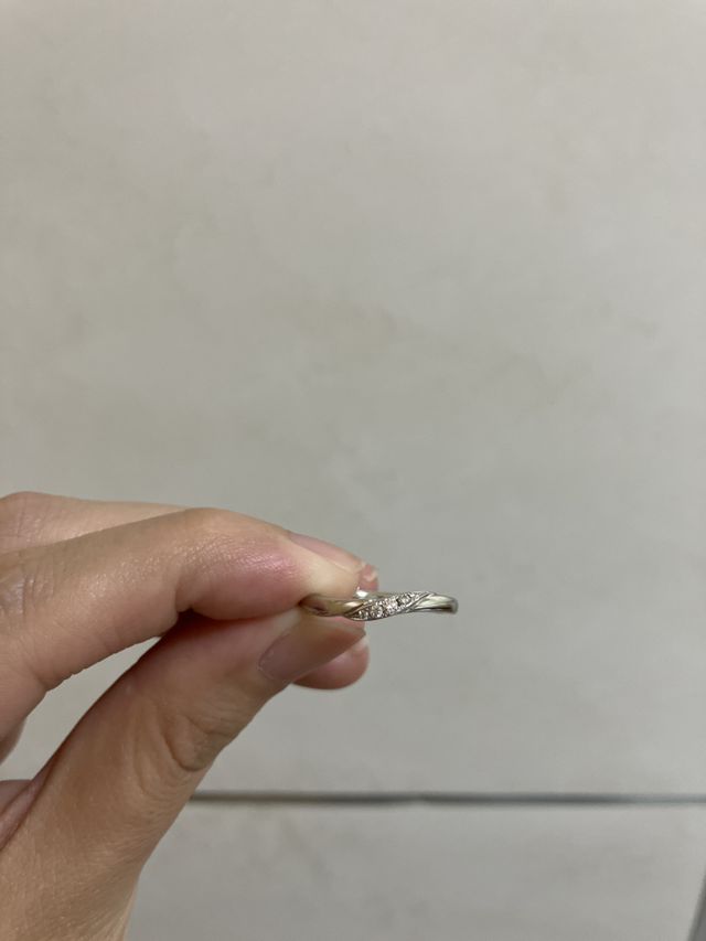 私の指輪は斜めにダイヤモンドが装飾されています。お気に入り。