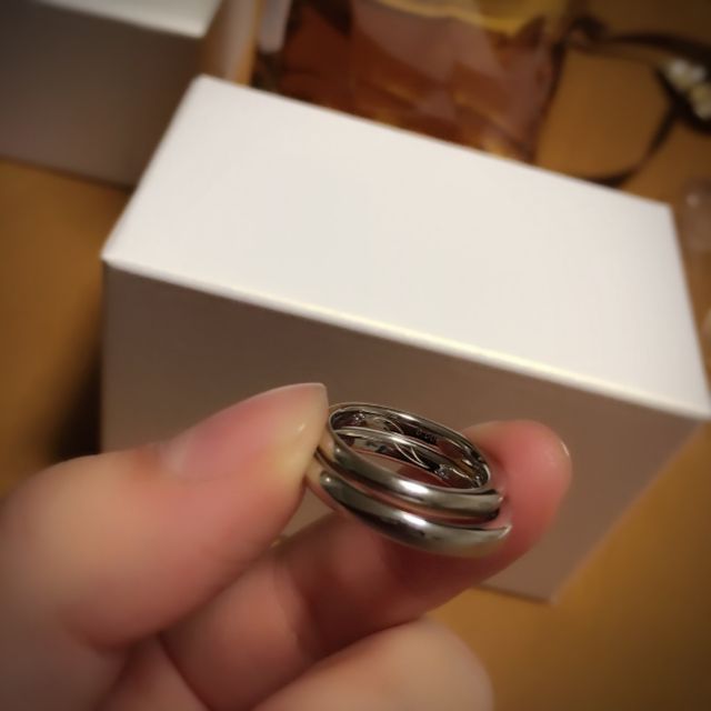 2つ重ねると指輪の裏側に天の川が流れるデザインです。