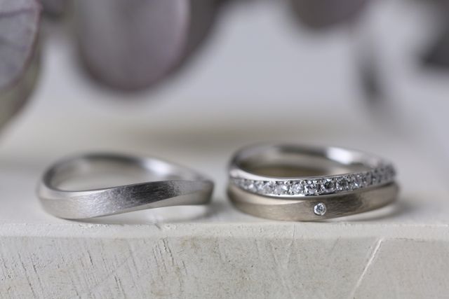 内側に、2人の誕生日からのイメージしたことを刻印しました。