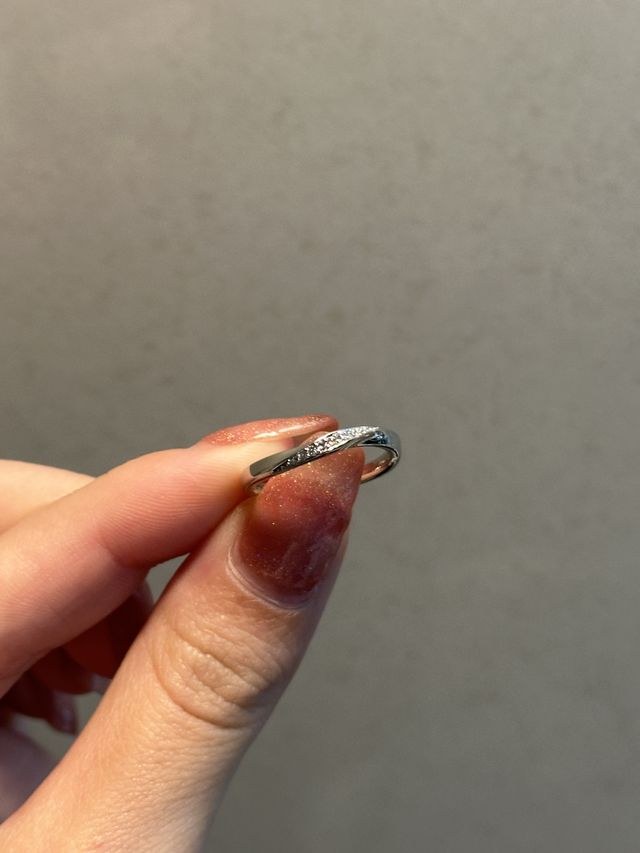 ウェーブのかかった可愛い指輪