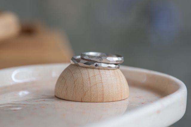 結婚指輪です。
裏側に手書きのうさぎさん模様。